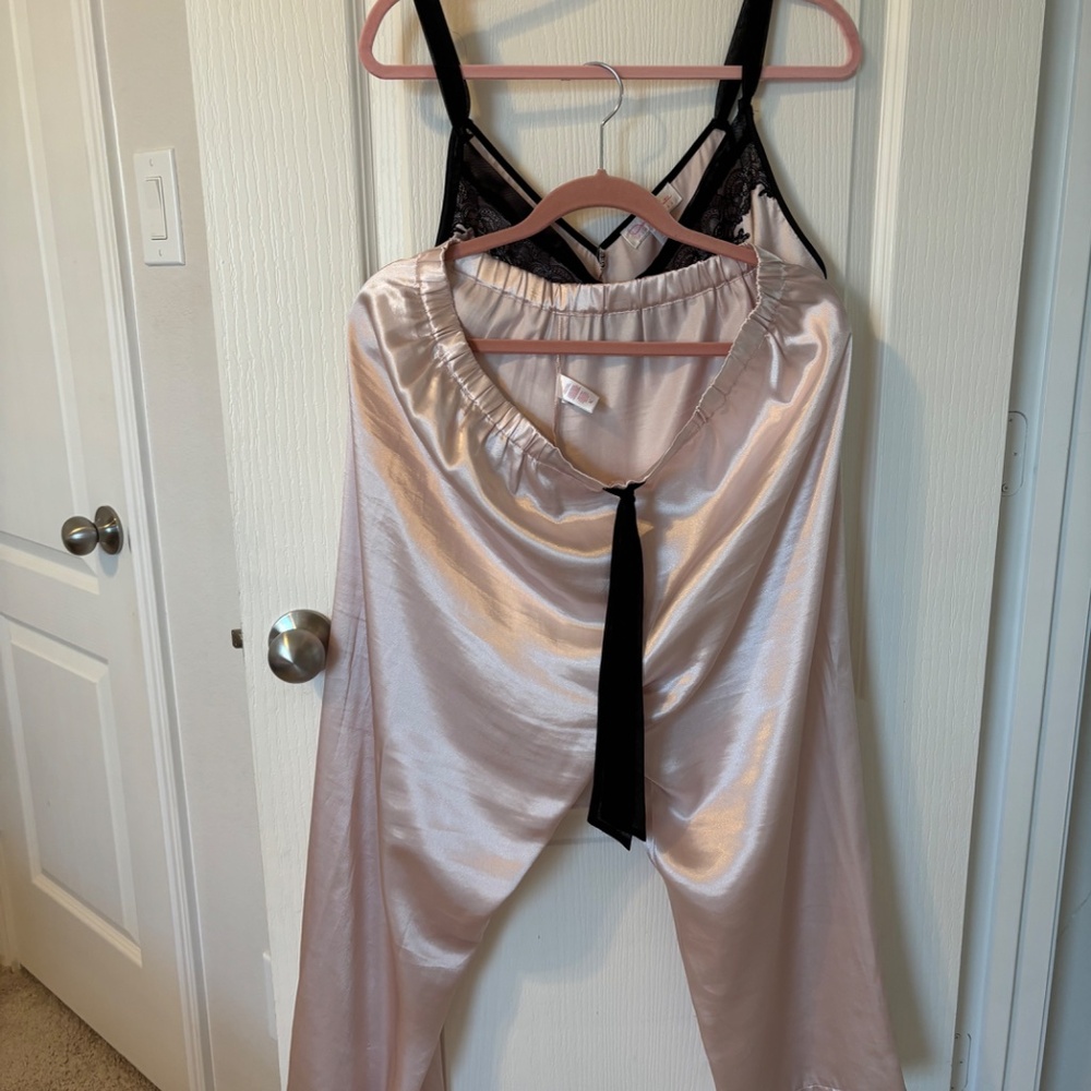 Oscar de la Renta sleep wear - Picture 2 of 4